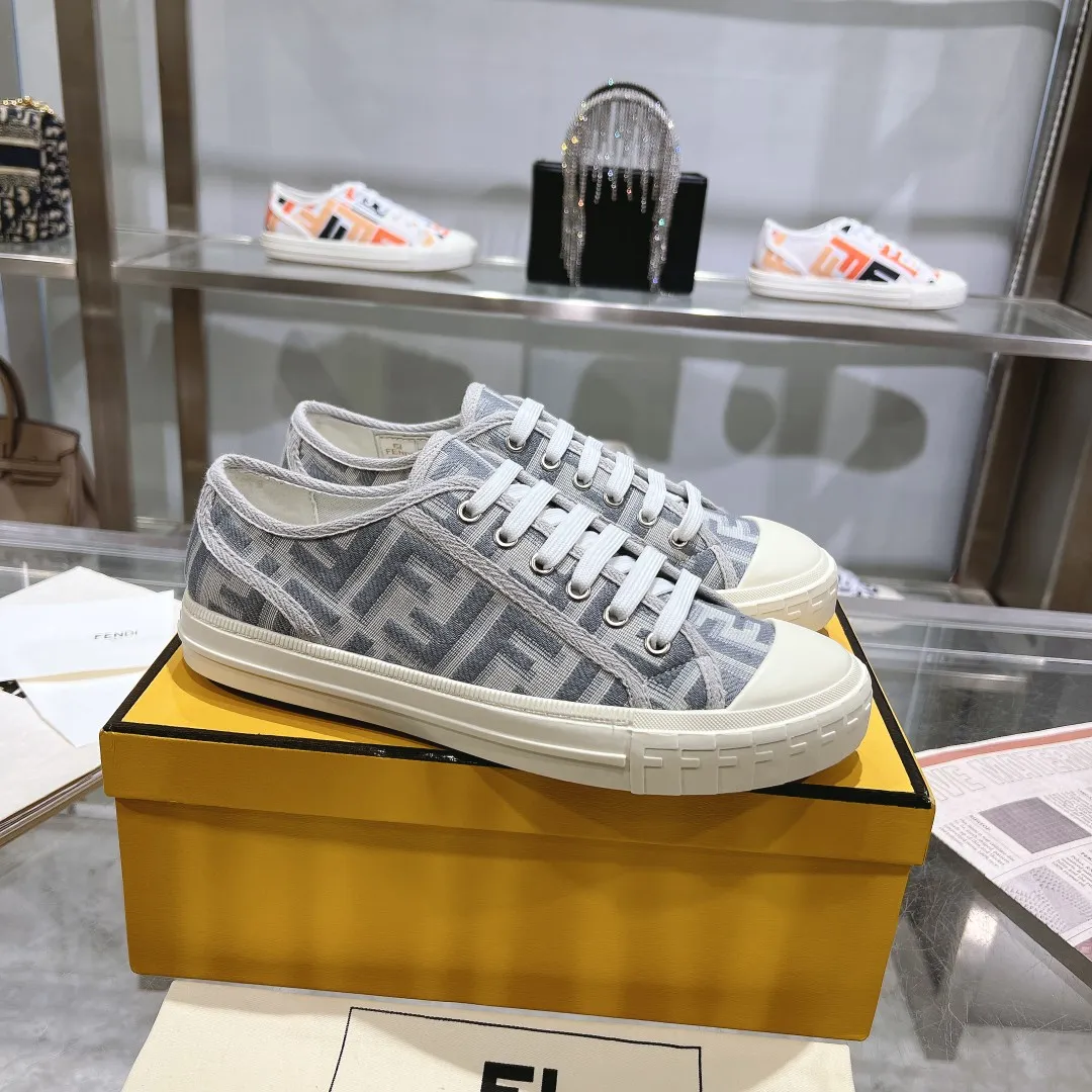 Couple style 💰460❤️Fendi Fendi's latest couple canvas shoes ❑ Fabric: Original customized imported jacquard canvas material ❑ Inner lining: Imported canvas material ❑ Sole: Original molded non-slip TPU outsole ❑ Bottom thickness: 2.5cm ❑ Size: Women's 35-40/Men's 39-45